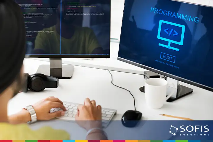 Pessoa a trabalhar em frente ao computador